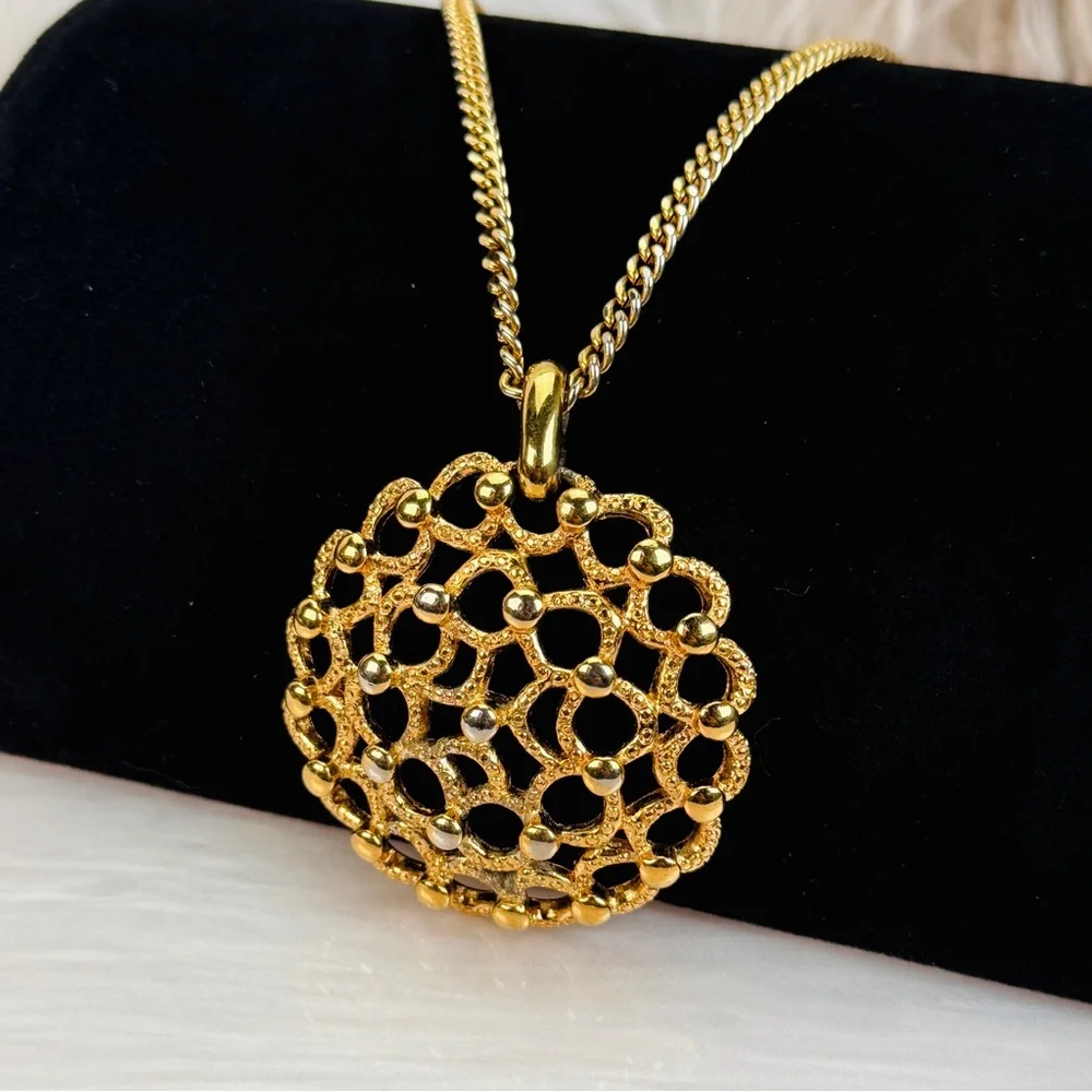 Pretty vintage Monet goldtone, large pendant necklace
